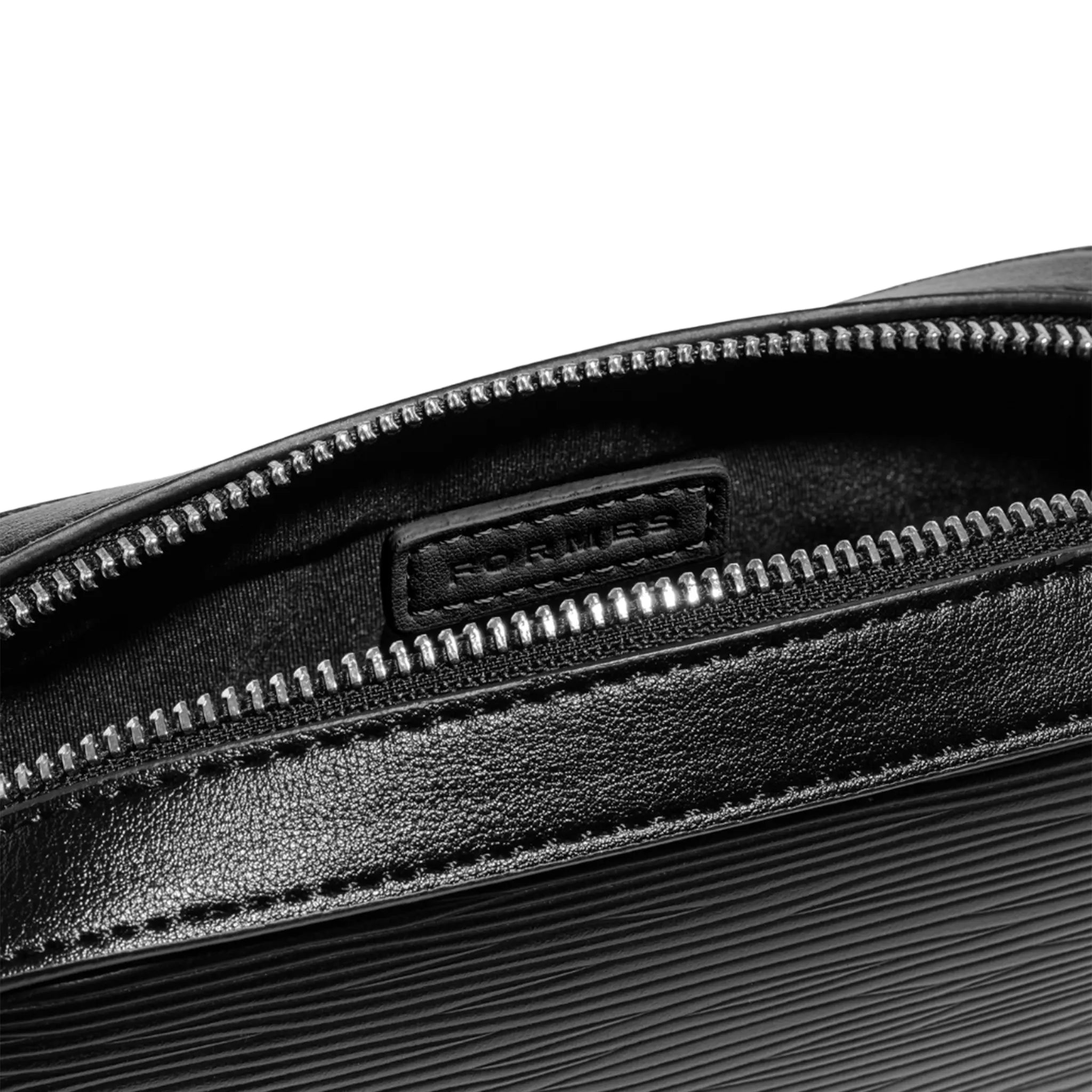 Detailed Zip View of Formes Adapt Ripple Nero Mini Crossbody Bag
